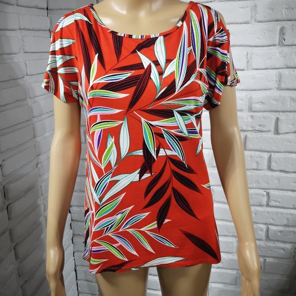 Cable & Gauge Ladies Size Small Red with Leaf Pattern Round Neck Top